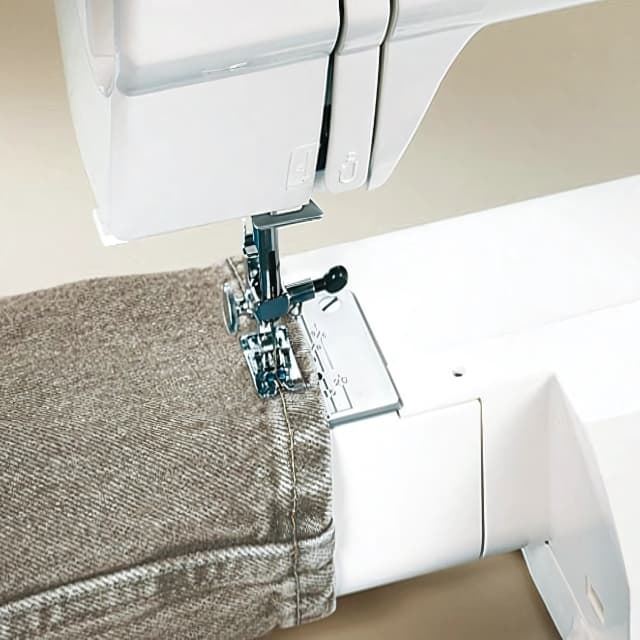 Elna 220 eXplore – Máquina de Coser Mecánica Robusta con 15 Puntadas y Ojal Automático - Imagen 3