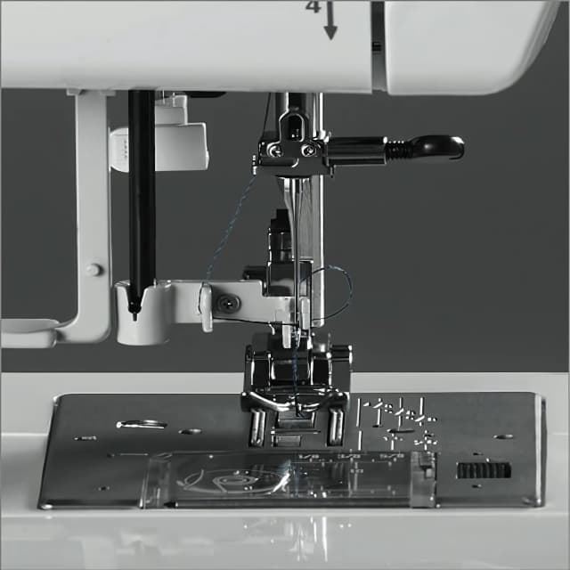 Elna 220 eXplore – Máquina de Coser Mecánica Robusta con 15 Puntadas y Ojal Automático - Imagen 4