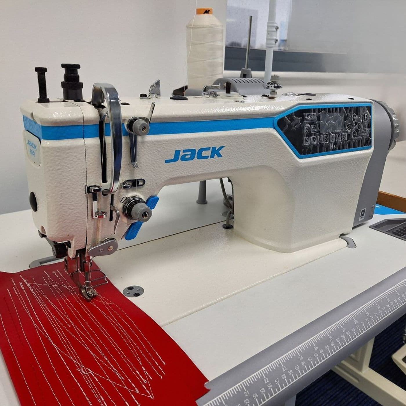 Jack JK-H6-CZ-4 Máquina de Coser Industrial de Doble Arrastre con Cortahilos Automático - Imagen 3