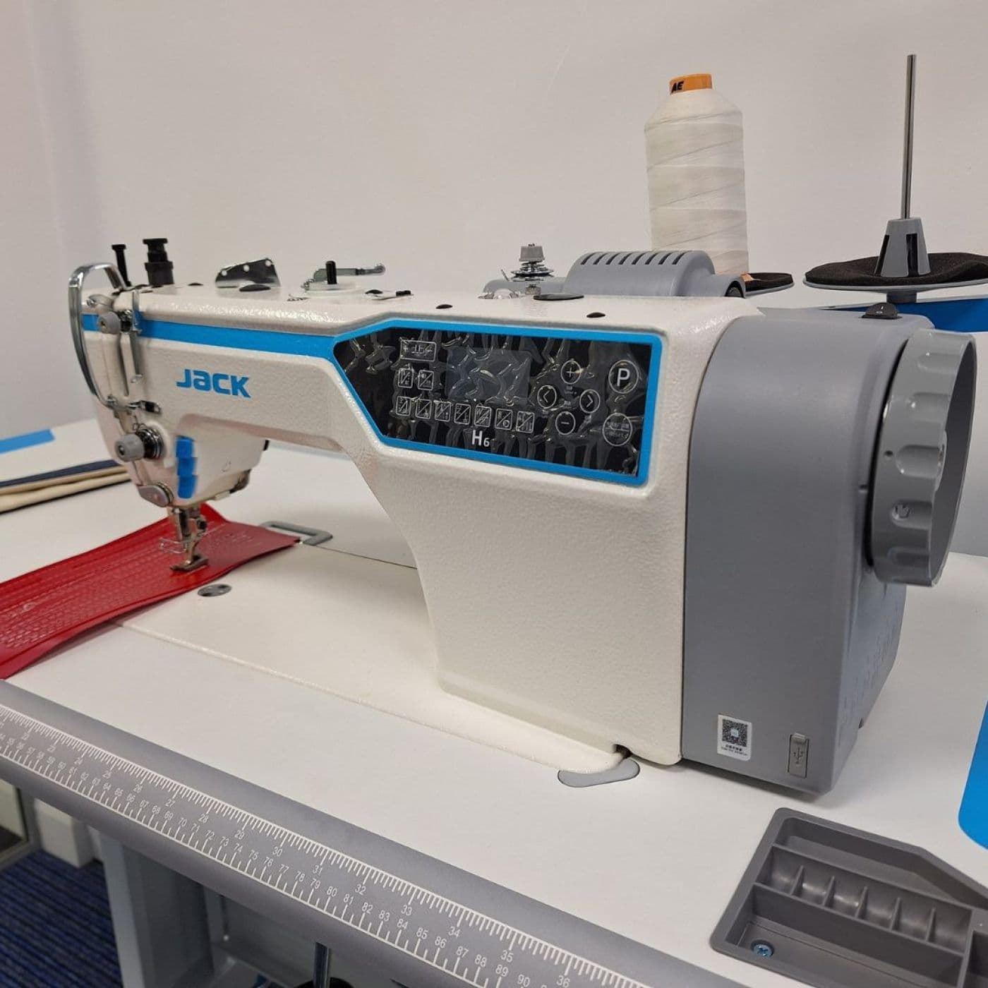 Jack JK-H6-CZ-4 Máquina de Coser Industrial de Doble Arrastre con Cortahilos Automático - Imagen 4
