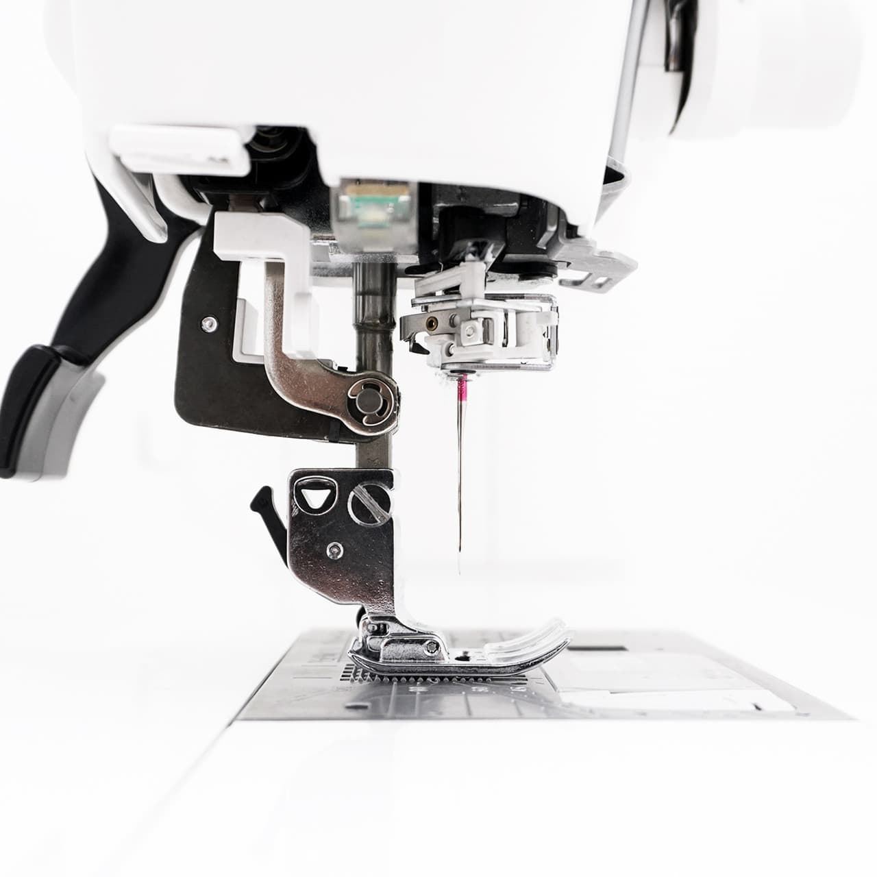 Janome MC6700P – Máquina de Coser Profesional con 200 Puntadas y Doble Arrastre - Imagen 6
